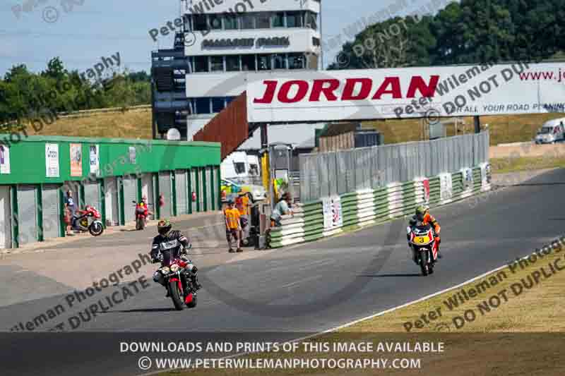 Vintage motorcycle club;eventdigitalimages;mallory park;mallory park trackday photographs;no limits trackdays;peter wileman photography;trackday digital images;trackday photos;vmcc festival 1000 bikes photographs